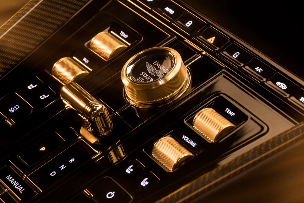 DB12 Goldfinger Edition: 60 let partnerství s Jamesem Bondem