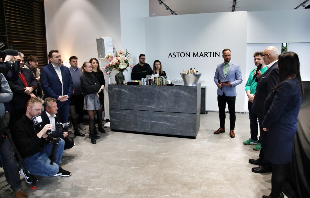 Janík Motorsport se stává hrdým partnerem Aston Martin Racing