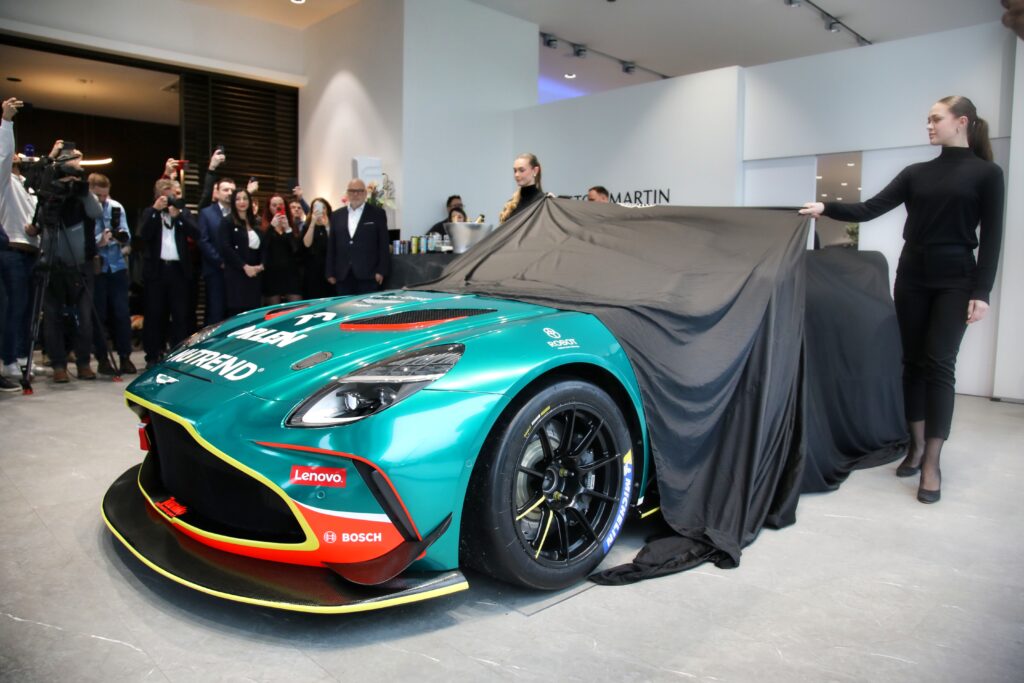 Janík Motorsport se stává hrdým partnerem Aston Martin Racing
