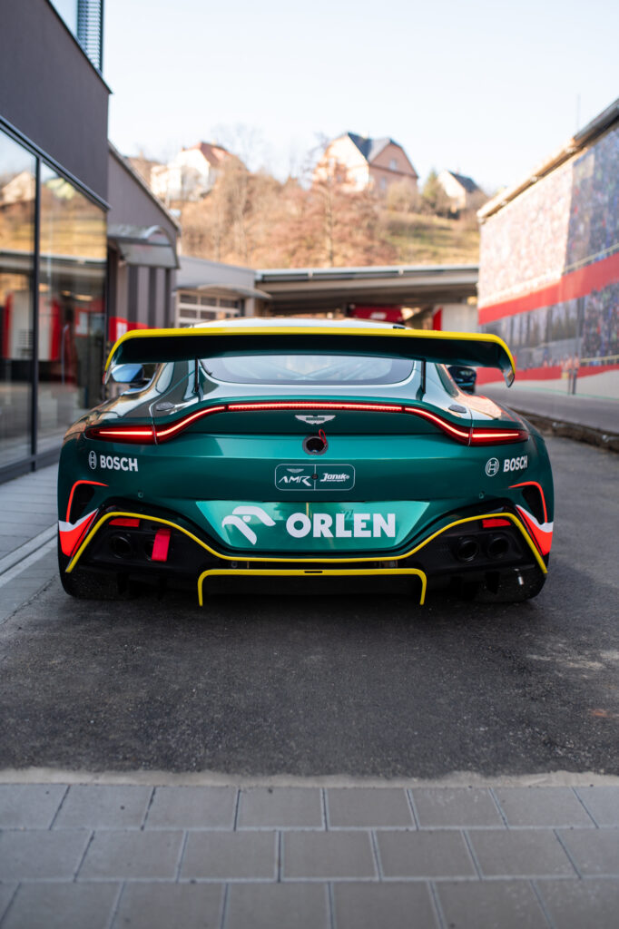 Janík Motorsport se stává hrdým partnerem Aston Martin Racing