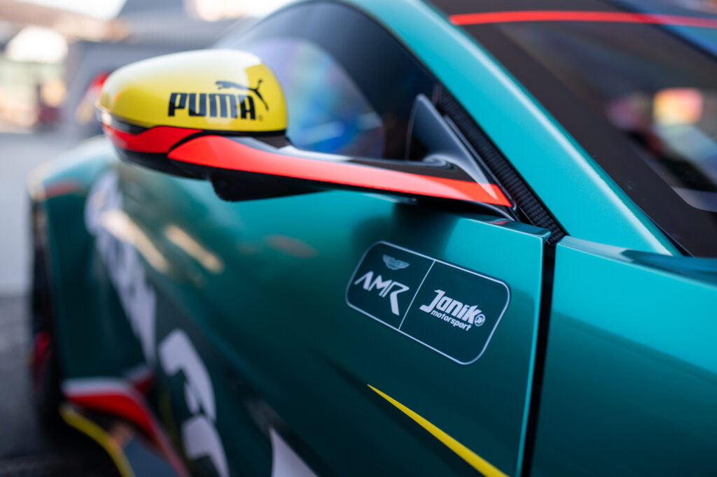 Janík Motorsport se stává hrdým partnerem Aston Martin Racing