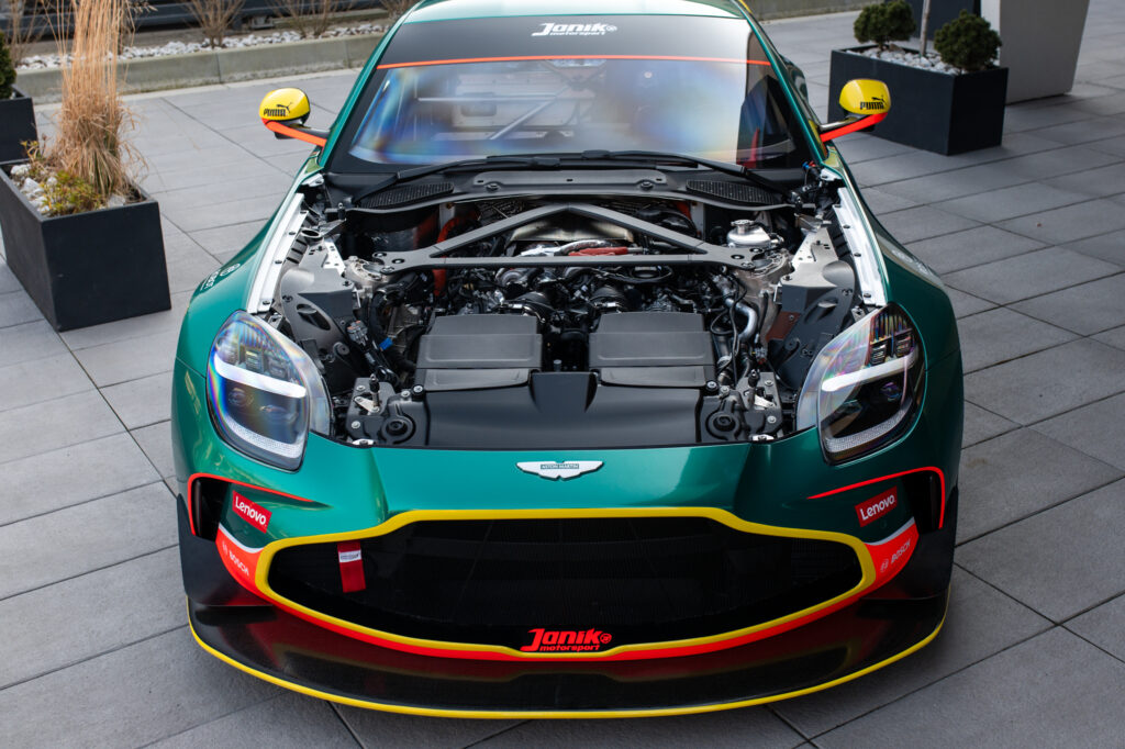 Janík Motorsport se stává hrdým partnerem Aston Martin Racing