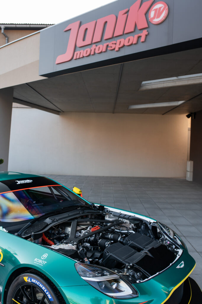 Janík Motorsport se stává hrdým partnerem Aston Martin Racing