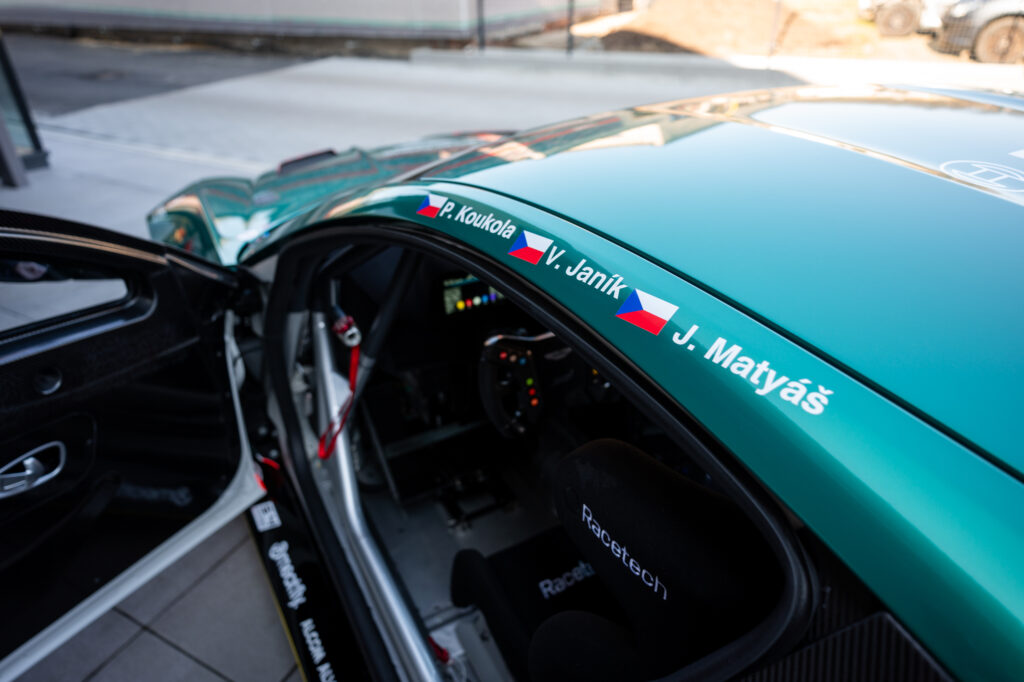 Janík Motorsport se stává hrdým partnerem Aston Martin Racing