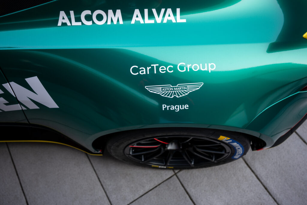 Janík Motorsport se stává hrdým partnerem Aston Martin Racing