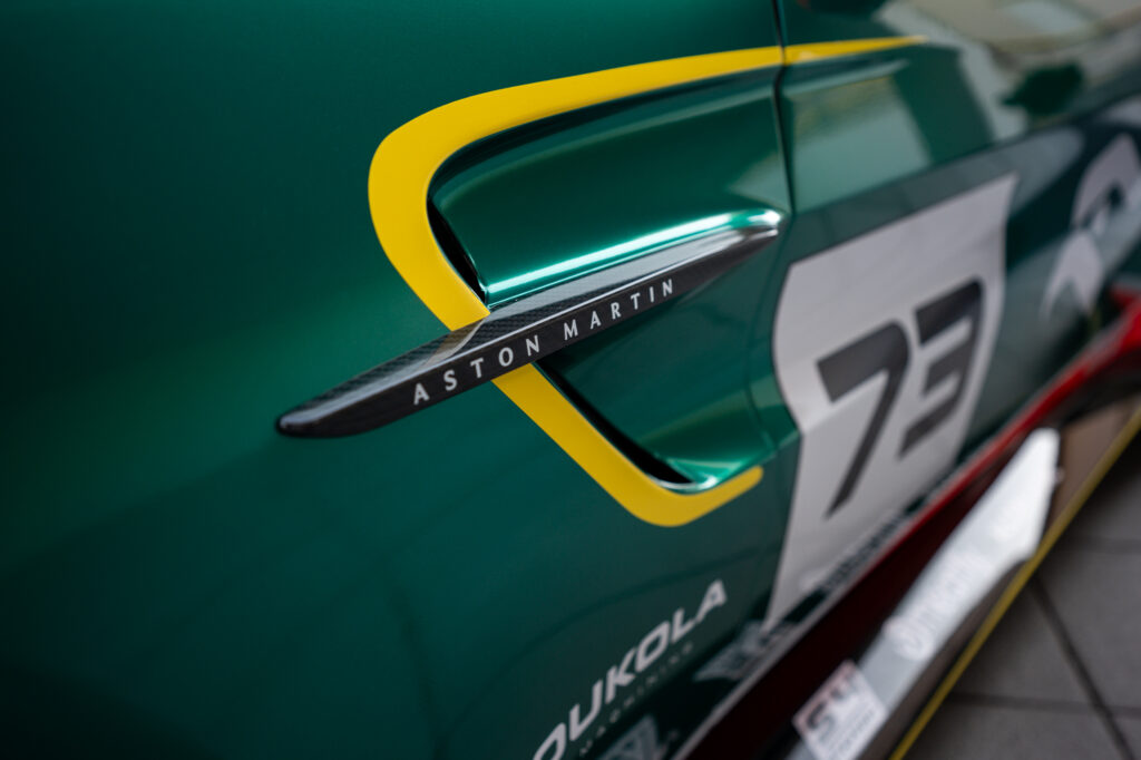 Janík Motorsport se stává hrdým partnerem Aston Martin Racing
