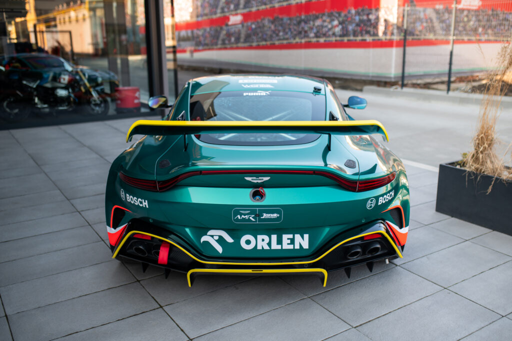 Janík Motorsport se stává hrdým partnerem Aston Martin Racing