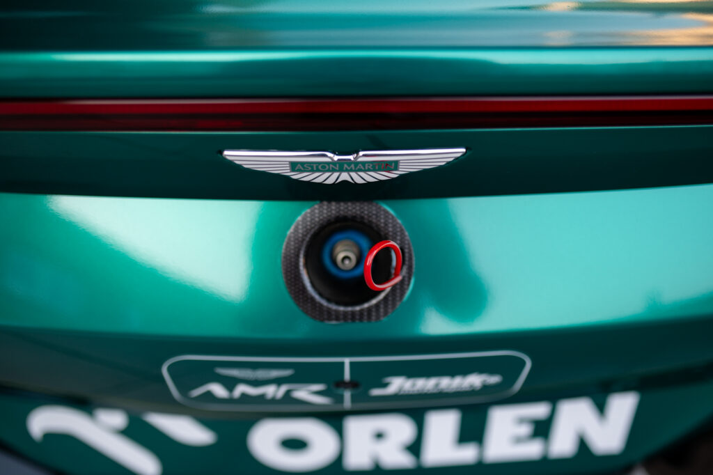 Janík Motorsport se stává hrdým partnerem Aston Martin Racing