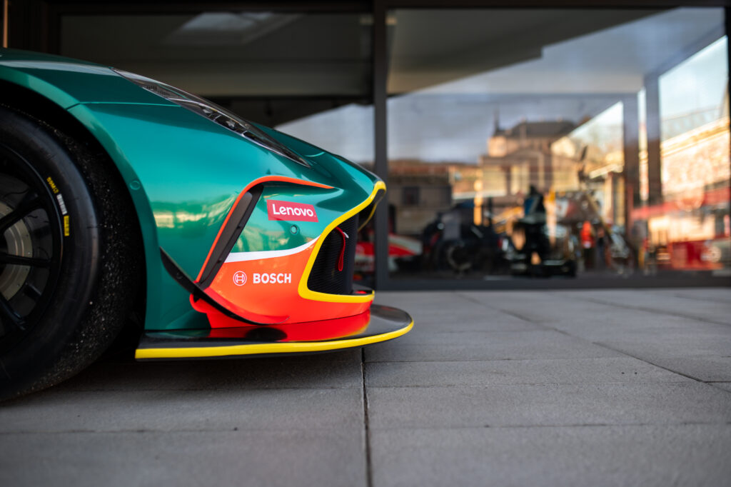 Janík Motorsport se stává hrdým partnerem Aston Martin Racing