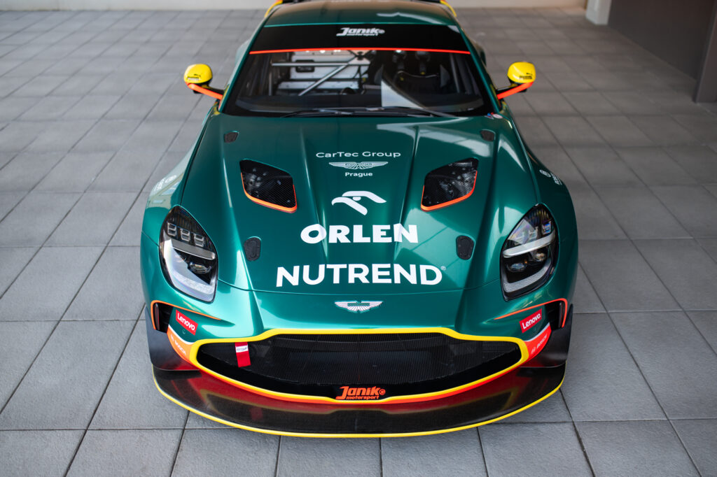 Janík Motorsport se stává hrdým partnerem Aston Martin Racing