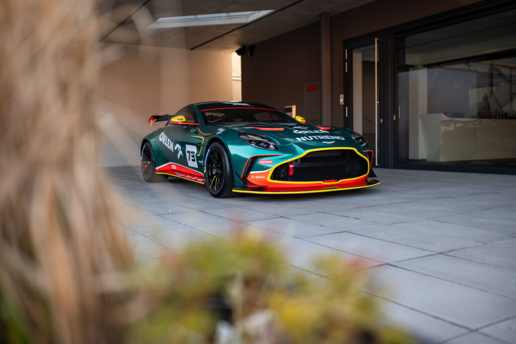 Janík Motorsport se stává hrdým partnerem Aston Martin Racing