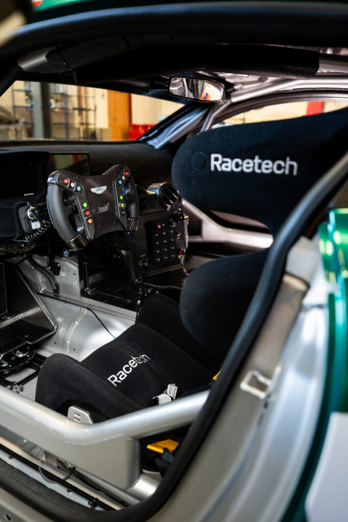 Janík Motorsport se stává hrdým partnerem Aston Martin Racing