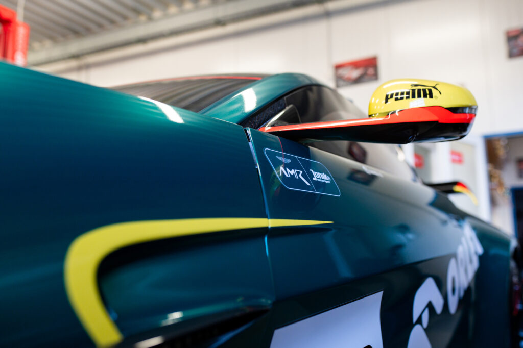 Janík Motorsport se stává hrdým partnerem Aston Martin Racing