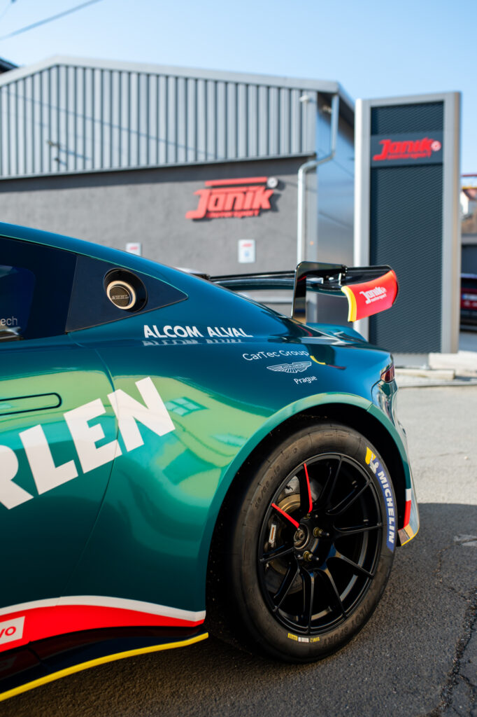 Janík Motorsport se stává hrdým partnerem Aston Martin Racing