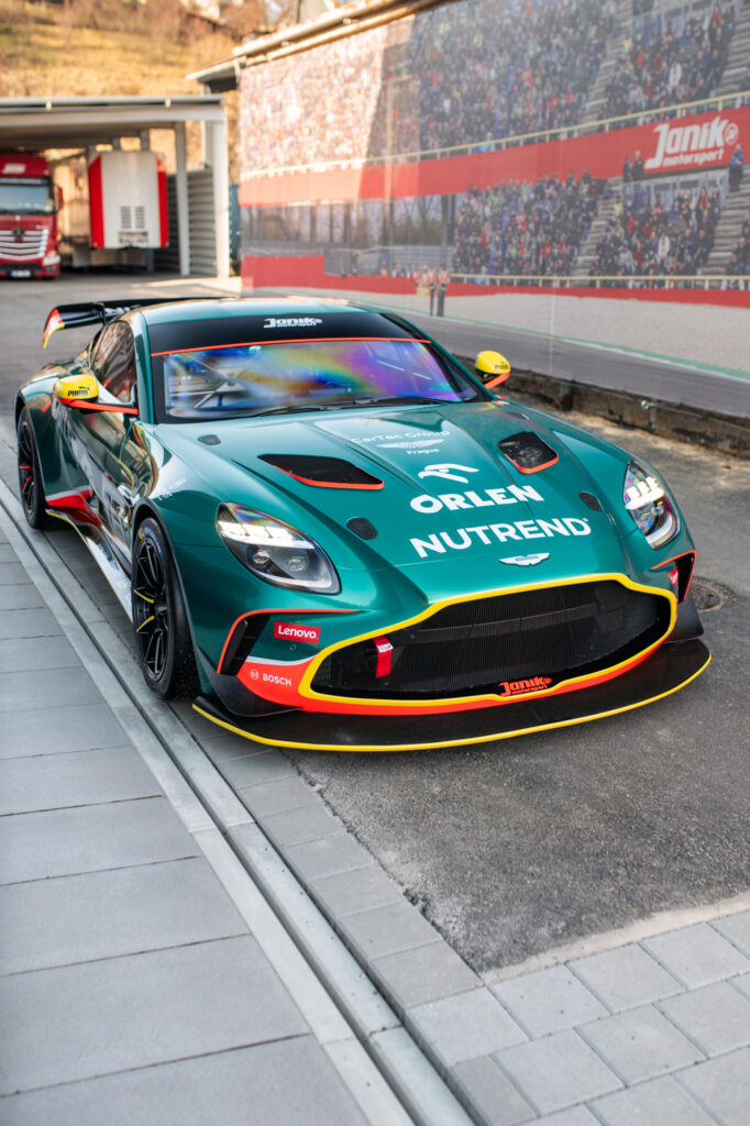 Janík Motorsport se stává hrdým partnerem Aston Martin Racing