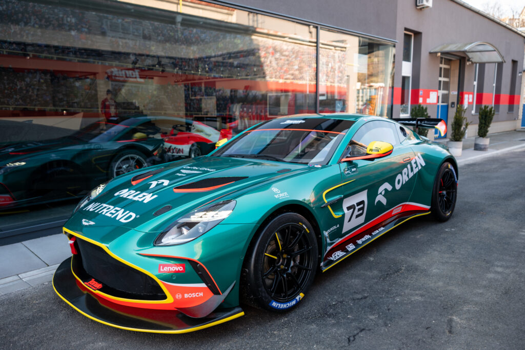 Janík Motorsport se stává hrdým partnerem Aston Martin Racing