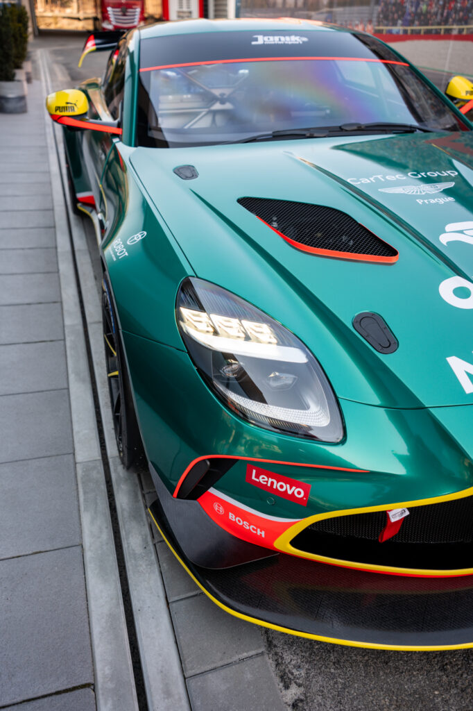 Janík Motorsport se stává hrdým partnerem Aston Martin Racing