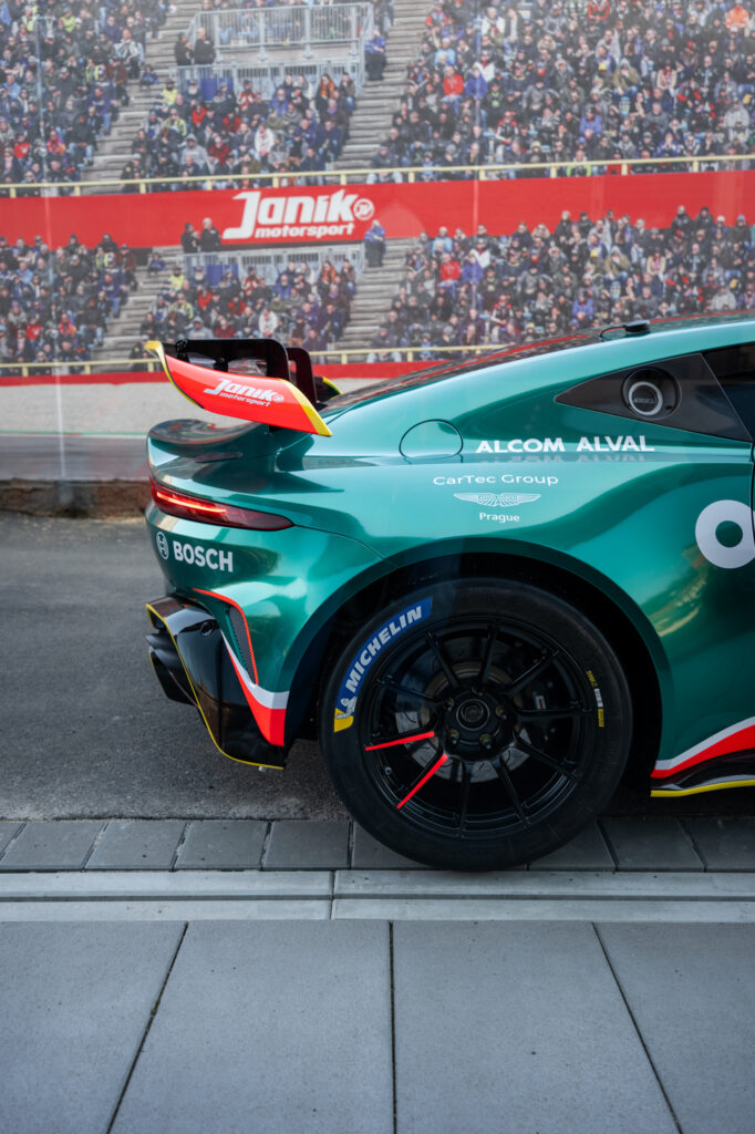 Janík Motorsport se stává hrdým partnerem Aston Martin Racing