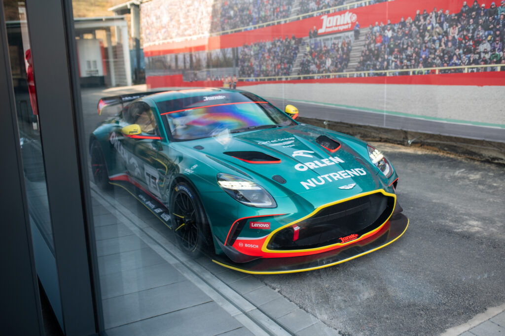 Janík Motorsport se stává hrdým partnerem Aston Martin Racing