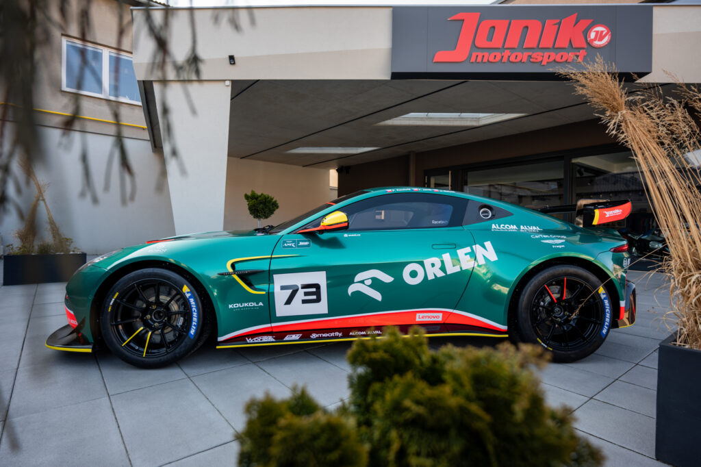 Janík Motorsport se stává hrdým partnerem Aston Martin Racing