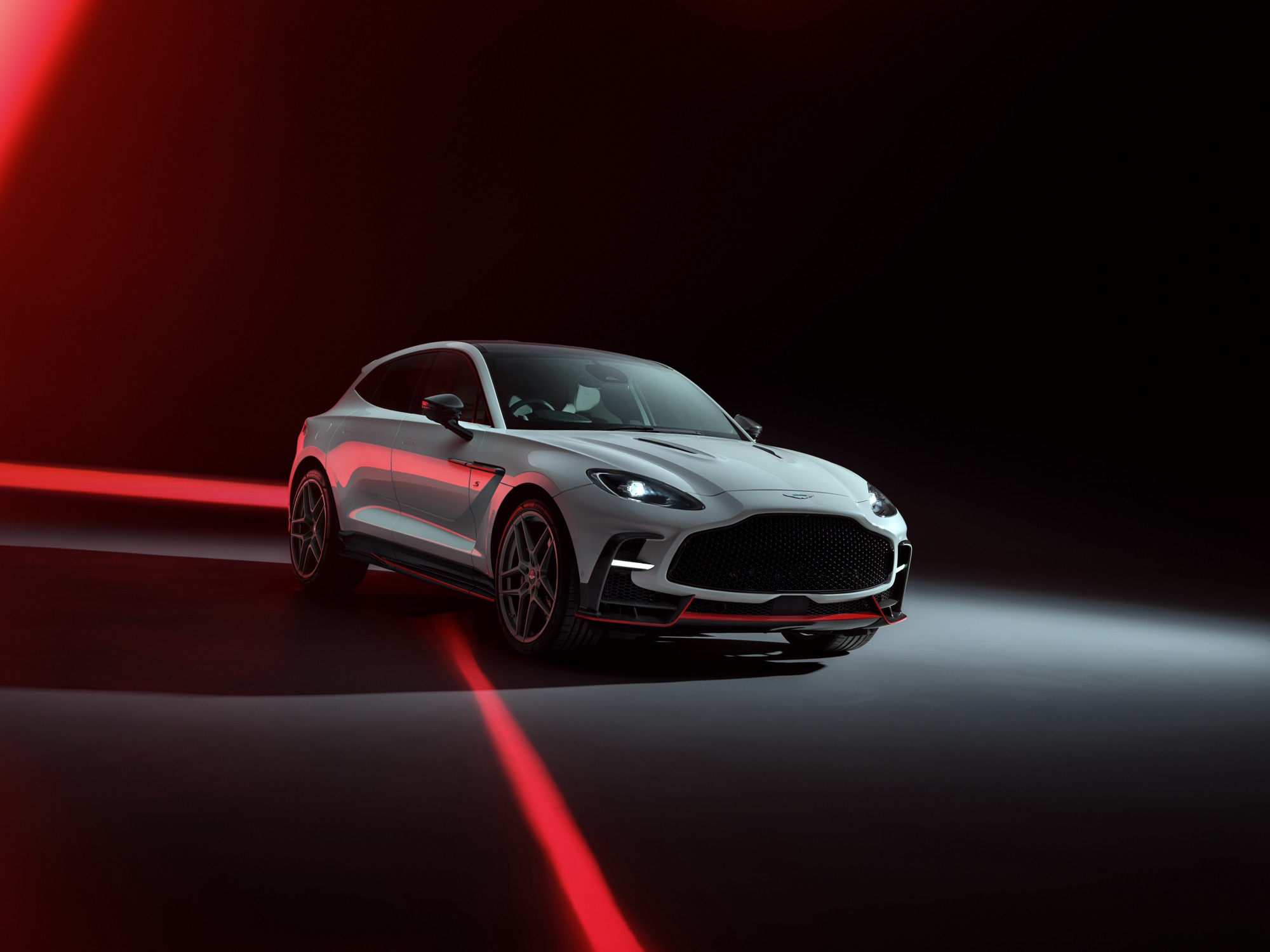 ASTON MARTIN DBX S